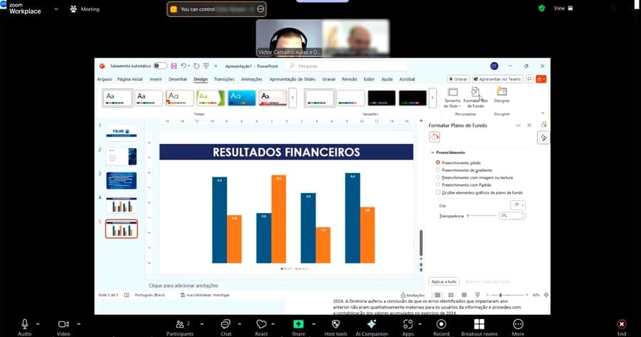 Aula online de PowerPoint com uma apresentação de resultados financeiros